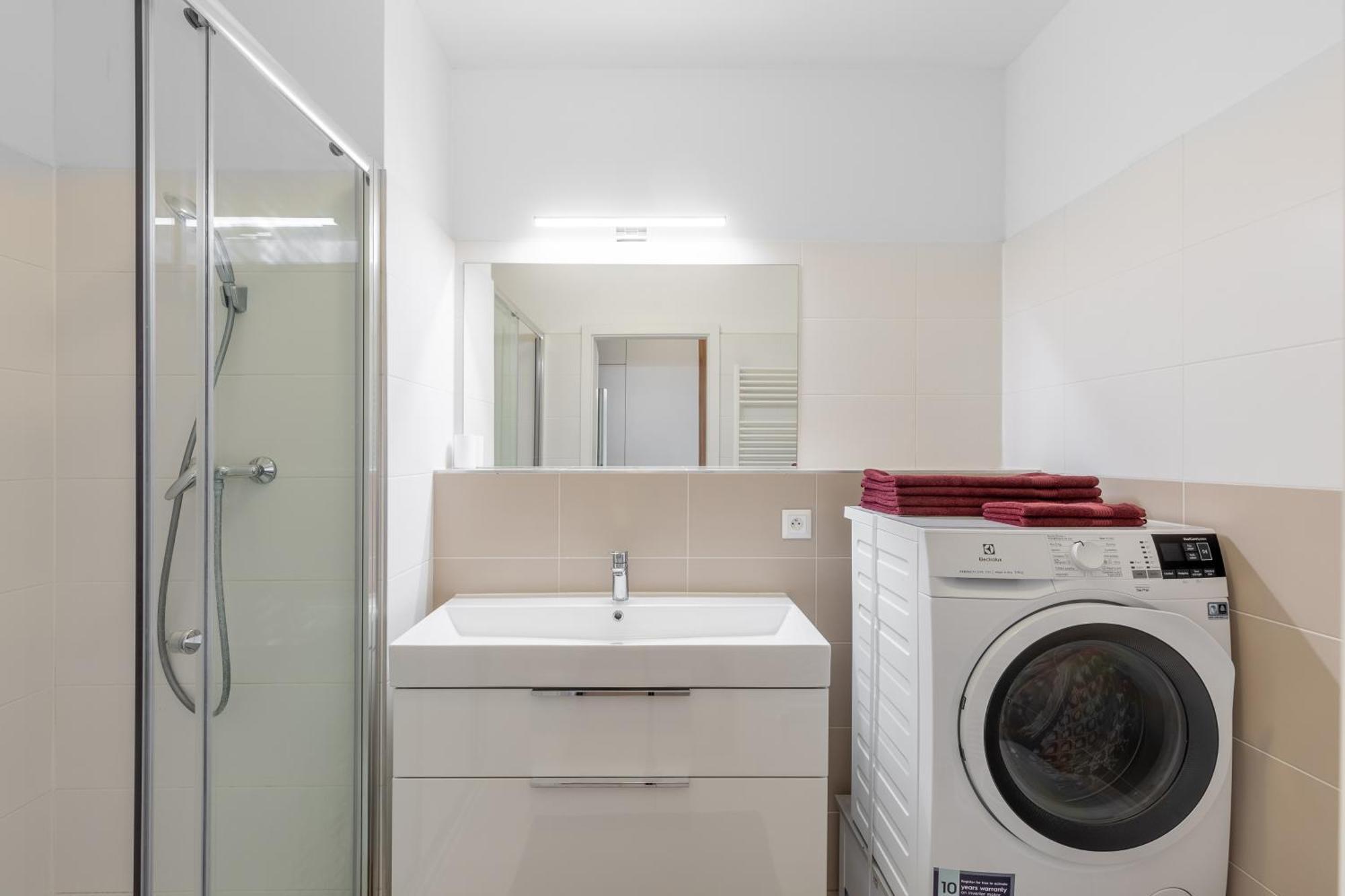 Leo Apartment - Ac & Free Parking Bratislava Extérieur photo