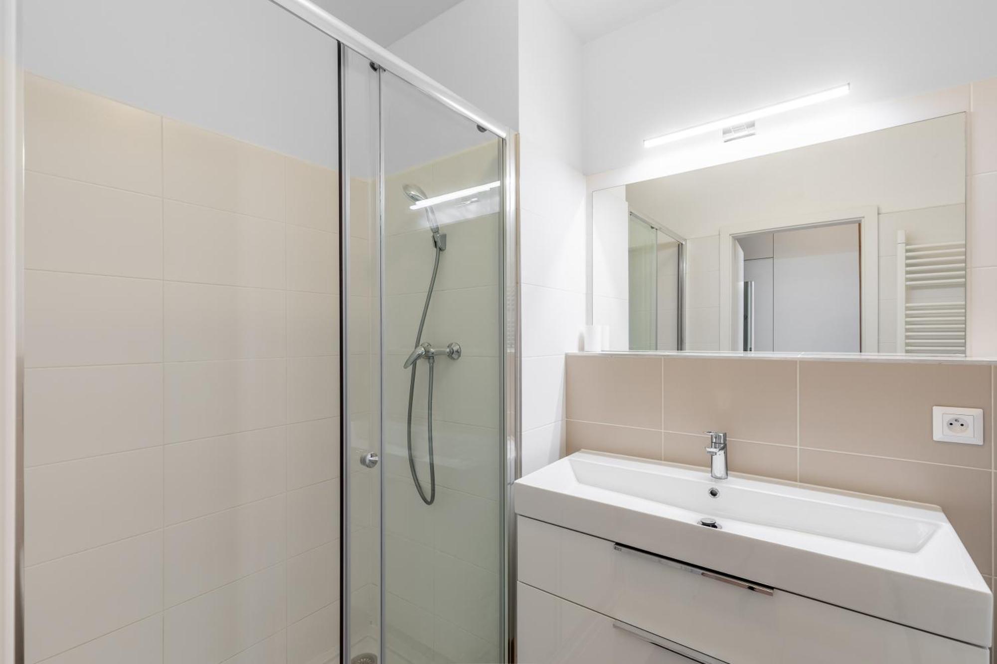 Leo Apartment - Ac & Free Parking Bratislava Extérieur photo