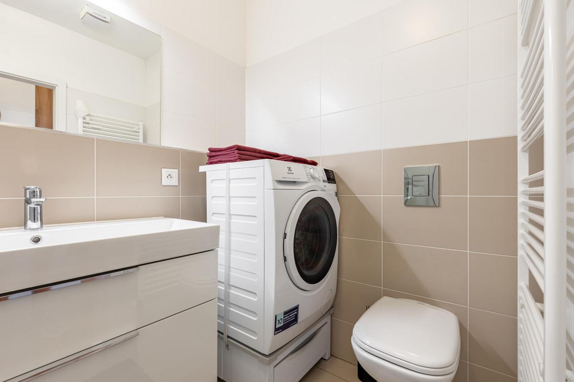 Leo Apartment - Ac & Free Parking Bratislava Extérieur photo