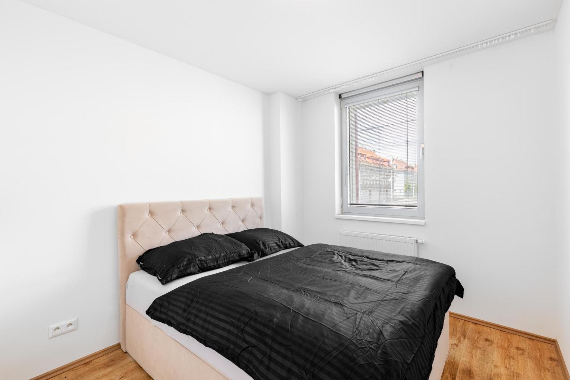 Leo Apartment - Ac & Free Parking Bratislava Extérieur photo